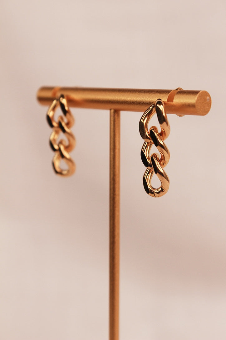 Cubin Link 18K Gold Waterproof Earrings Detail