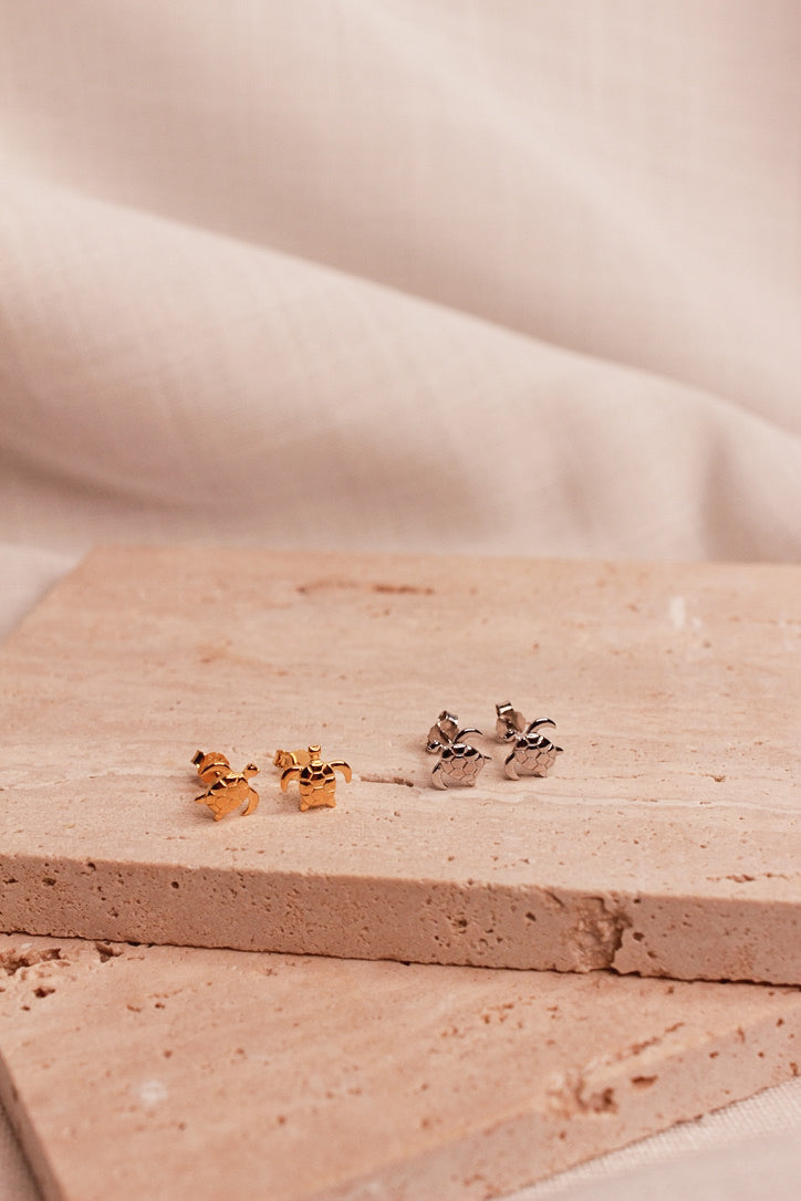 Donatello 18K Gold Earrings Display