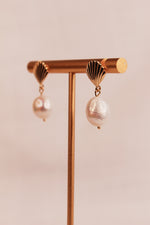 Load image into Gallery viewer, Venus 18K Gold Pearl Earrings
